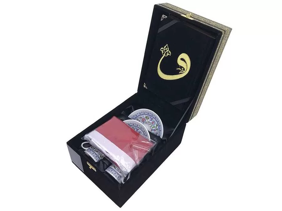 Kur'an + Bayrak + Fincan Hediye Seti (Hafız Boy, Kırmızı, Kabe Motifli) görsel 1