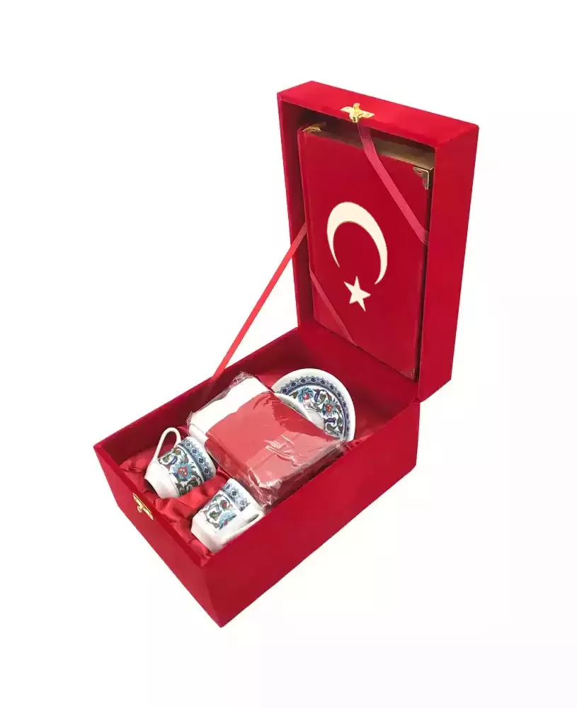 Kur'an + Bayrak + Fincan Hediye Seti (Hafız Boy, Kırmızı, Vav Motifli) görsel 1