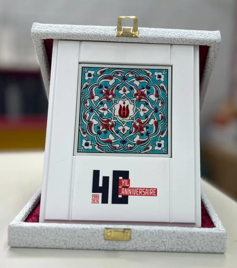 Kütahya 10*10 Çini Karo Ahşap Çerçeveli Deri Kutulu Plaket görsel 2