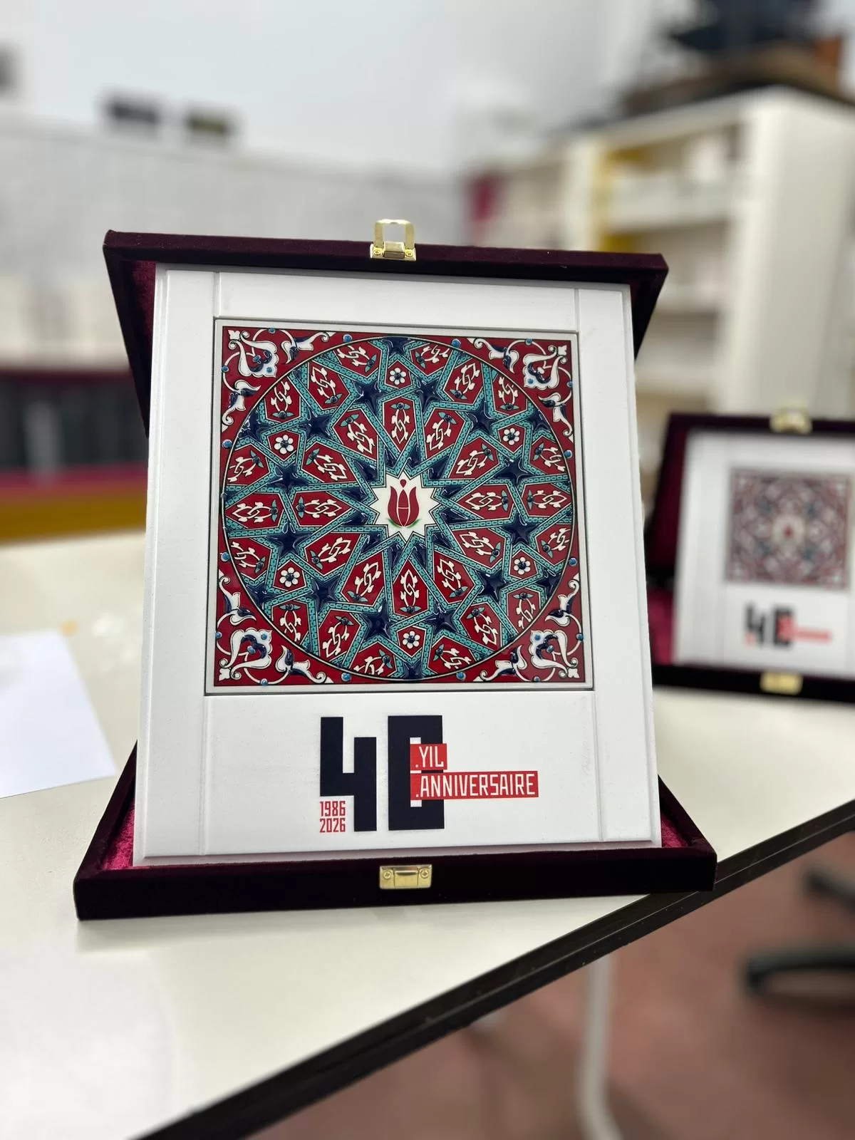 Kütahya 10*10 Çini Karo Ahşap Çerçeveli Kadife Kutulu Plaket