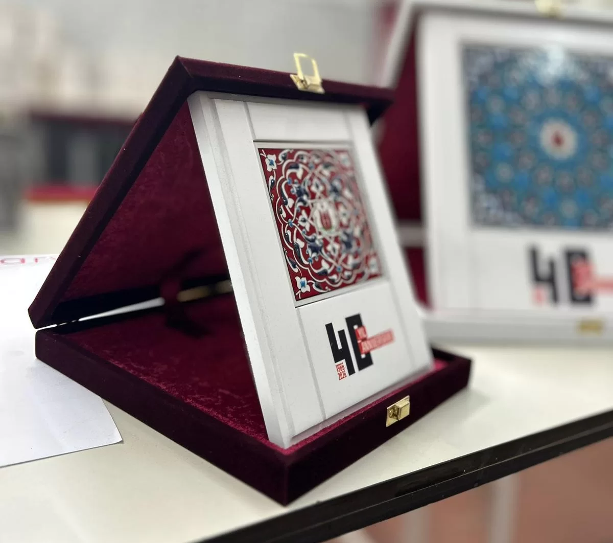 Kütahya 10*10 Çini Karo Ahşap Çerçeveli Kadife Kutulu Plaket görsel 2
